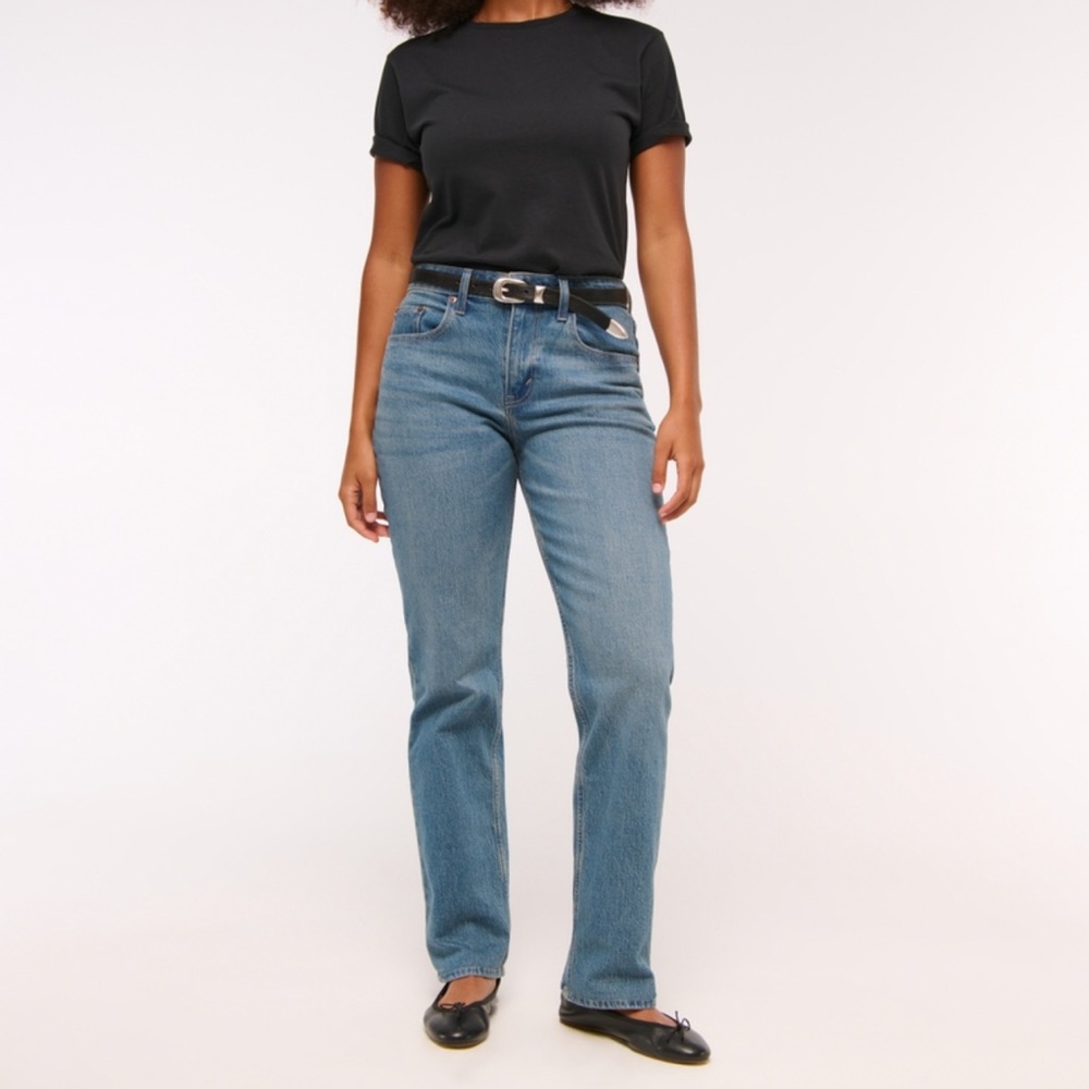 NWT Abercrombie Curve Love Mid Rise 90’s Straight Jeans Medium Wash Size 33 16 S